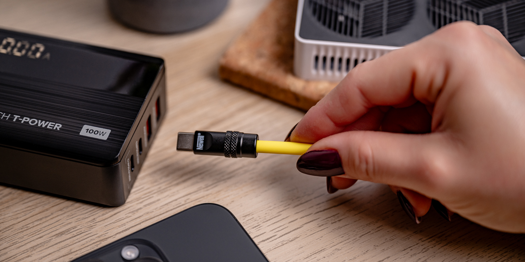 Kabel Newell USB-C - USB-C 100 W, 1,5 m, silikonowy, spiralny, żółto-czarny